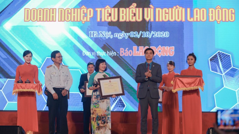 Đại diện Công ty Vedan Việt Nam nhận bằng khen từ ban tổ chức.