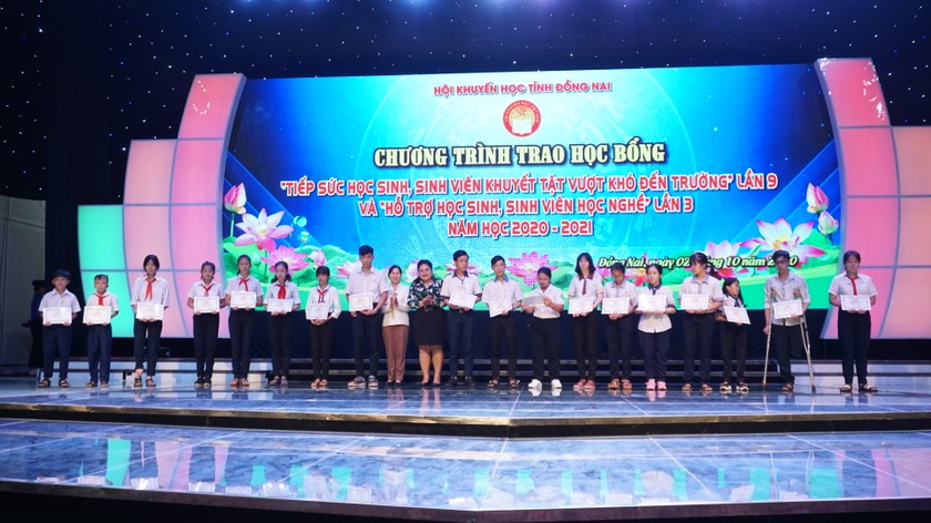 Bà Nguyễn Thu Thủy - Phó Giám đốc đối ngoại Công ty Vedan Việt Nam trao học bổng cho các em học sinh khuyết tật vượt khó đến trường của tỉnh Đồng Nai.