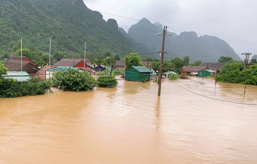Những ngôi nhà ngập sâu trong nước ở “rốn lũ” Tân Hóa, huyện Minh Hóa, Quảng Bình.