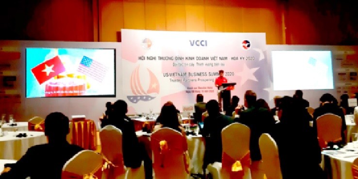 Hình ảnh chiếc bánh Trung thu do Đại sứ Hoa kỳ tại Việt Nam Daniel Kritenbrink làm, gắn cờ Việt Nam và Hoa Kỳ được chiếu tại Hội nghị.
