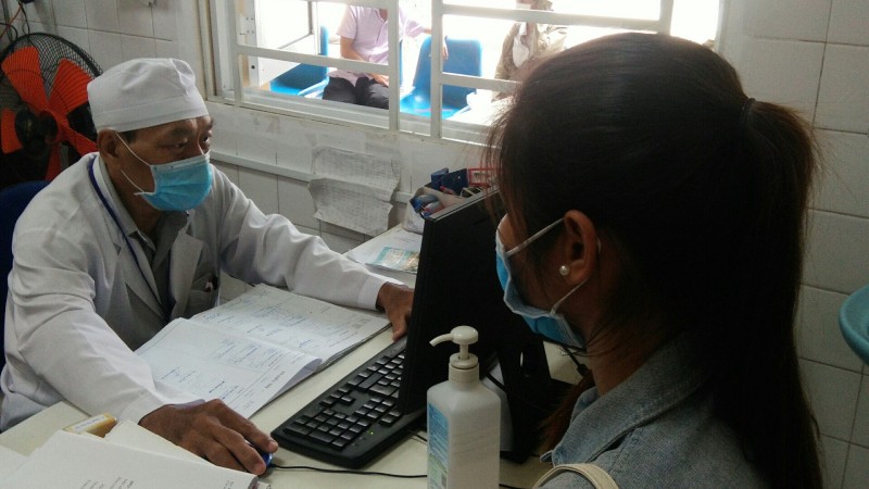 Khám và tư vấn cho bệnh nhân tại Phòng khám ngoại trú TP. Thuận An, Bình Dương.