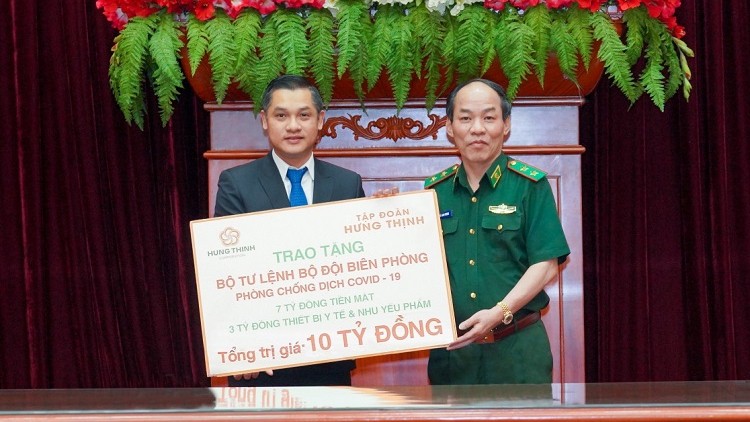 Ông Nguyễn Văn Cường - Phó Chủ tịch Tập đoàn Hưng Thịnh (bên trái) trao bảng tượng trưng cho Trung tướng Đỗ Danh Vượng - Bí thư Đảng uỷ, Chính uỷ BĐBP (Ảnh: Hungthinh Group)