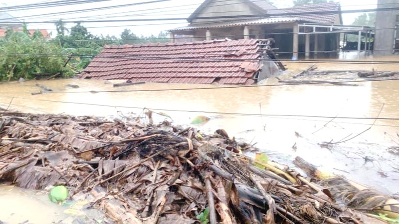 Nhà ở phường Hương Vân, thị xã Hương Trà, Thừa Thiên - Huế nước ngập tới nóc.