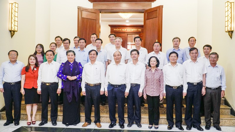 Các Ủy viên Bộ Chính trị, Ban Bí thư và lãnh đạo tỉnh Quảng Trị chụp ảnh lưu niệm.