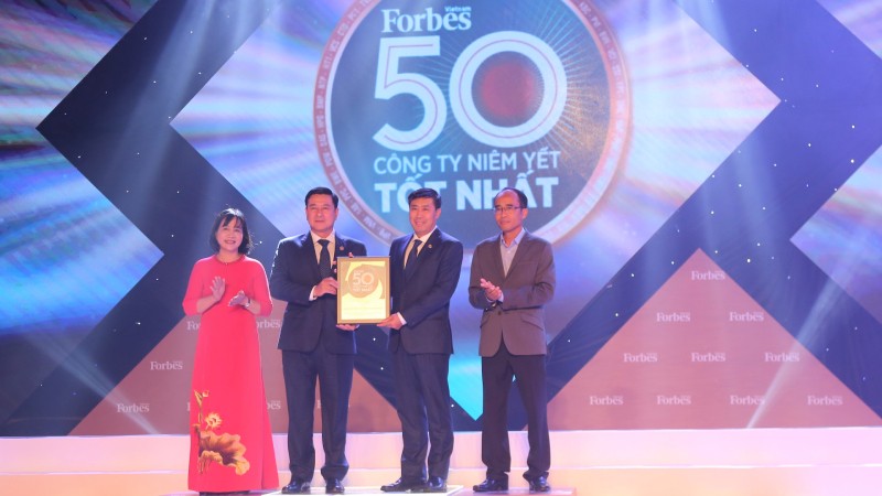 Đại diện Ban Lãnh đạo HDBank tại Lễ vinh danh Top 50 Công ty niêm yết tốt nhất năm 2020.