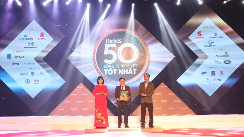 Ông Hoàng Long Hội – Đại diện lãnh đạo Techcombank nhận danh hiệu tại lễ vinh danh