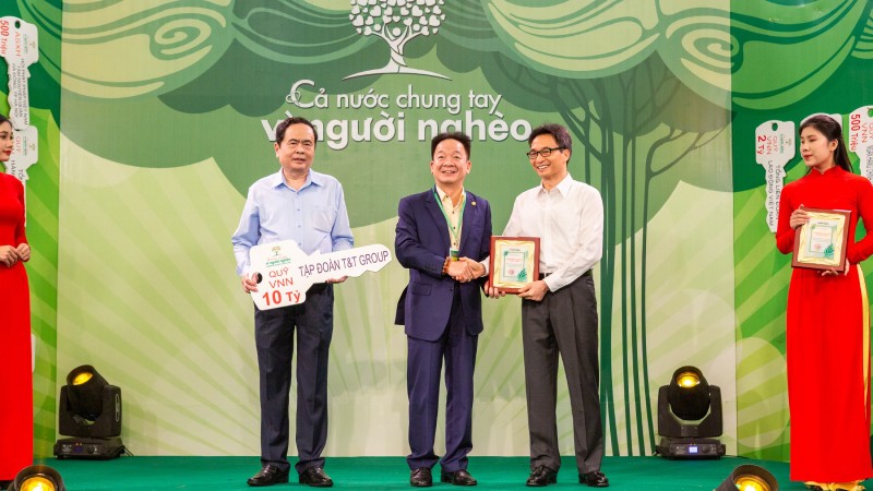 Đại diện Tập đoàn T&T Group – Chủ tịch HĐQT kiêm Tổng Giám đốc Đỗ Quang Hiển ủng hộ 10 tỷ đồng cho Quỹ “Vì người nghèo”.