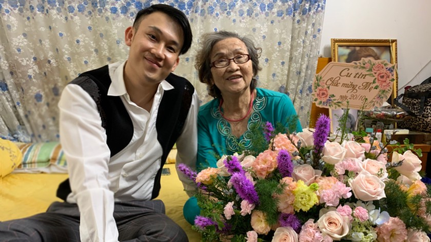 Ca sĩ Dương Triệu Vũ tặng hoa cho mẹ nhân ngày 20/10.