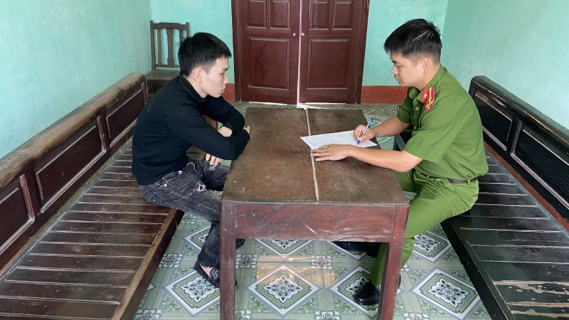 Công an huyện Việt Yên lấy lời khai một đối tượng