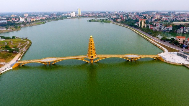 Toàn cảnh cầu đi bộ với kiến trúc tháp 7 tầng tại công viên Văn Lang thành phố Việt Trì, tỉnh Phú Thọ.