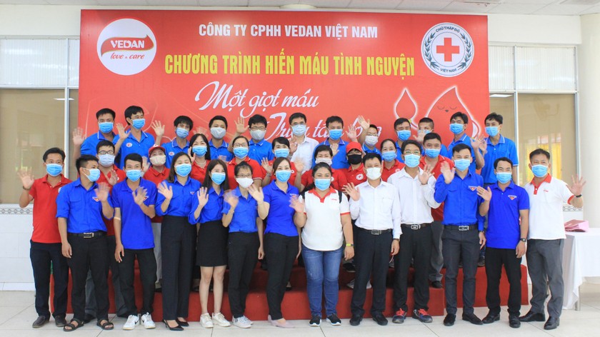 Tập thể CBCNV Vedan Việt Nam cùng với đại diện Hội Chữ thập đỏ tỉnh Đồng Nai, Hội CTĐ huyện Long Thành và đoàn Y bác sĩ Bệnh viện Chợ Rẫy tại chương trình.