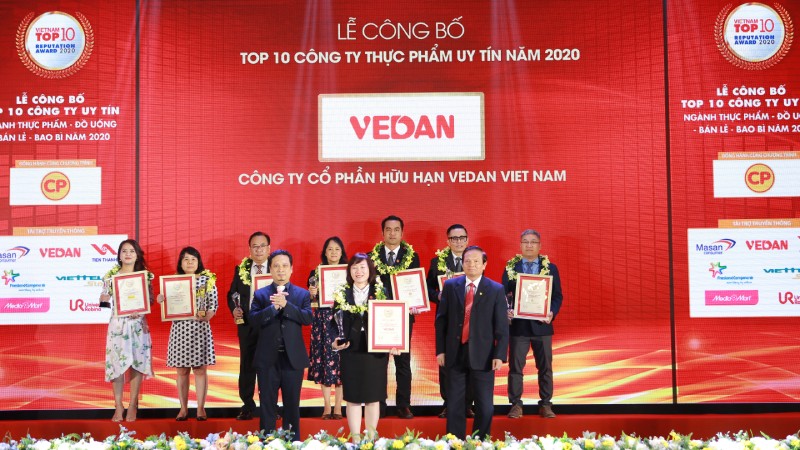 Đại diện Công ty CPHH Vedan Việt Nam nhận chứng nhận Top 10 Công ty thực phẩm uy tín năm 2020