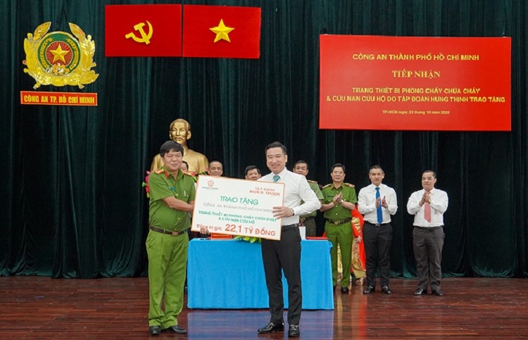 Ông Nguyễn Đình Trung trao bảng tượng trưng trang thiết bị PCCC và CNCH trị giá 22,1 tỷ đồng cho Đại tá Nguyễn Thanh Hưởng