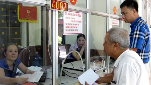 Cán bộ bộ phận một cửa của TP. Thái Nguyên đang hướng dẫn người dân làm thủ tục hồ sơ.