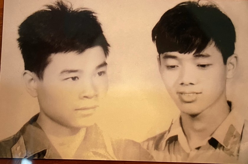 Bức ảnh kỷ niệm của tiến sỹ Đàm Duy Thiên với ông Hải sau chiến thắng Xuân Lộc.