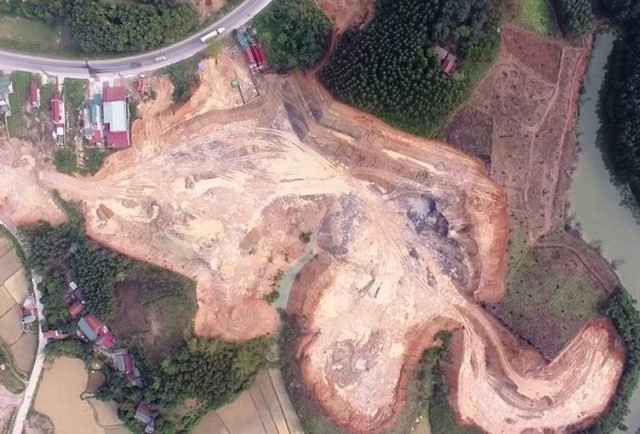 Khu đồi hơn 3ha tại xã Đồng Tân bị khai thác đất trái phép. (Ảnh nhìn từ trên cao)