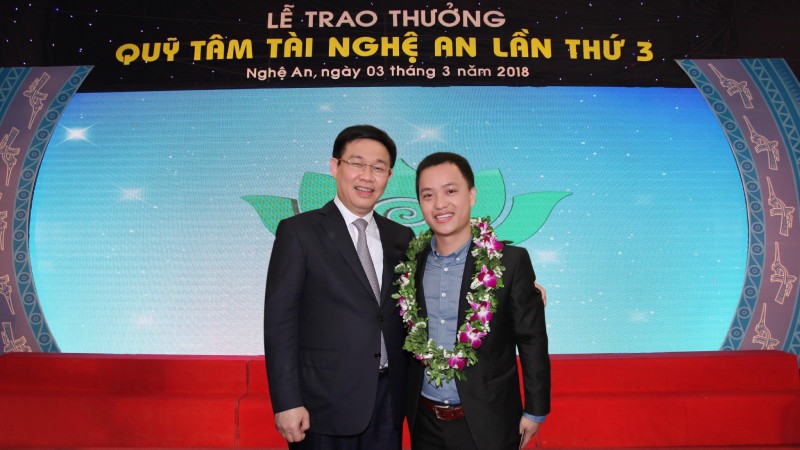 Phó thủ tướng Chính phủ Vương Đình Huệ trao giải thưởng cho Công ty Hồ Hoàn Cầu tại Lễ Trao thưởng Quỹ Tâm Tài Nghệ An - Lần thứ 3.