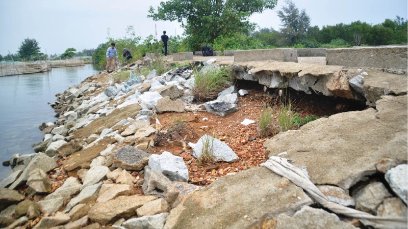 Sau mưa lũ, nhiều km bờ biển; bờ kè đầm phá trên địa bàn tỉnh Thừa Thiên - Huế tiếp tục bị sạt lở, hư hỏng nặng.