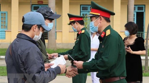 Lãnh đạo Bộ Chỉ huy quân sự tỉnh Hòa Bình trao giấy chứng nhận hoàn thành thời gian cách ly cho công dân. (Ảnh: Thanh Hải/TTXVN)