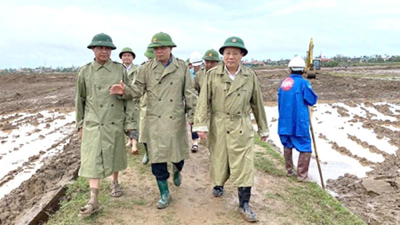 Bộ trưởng Bộ NN&PTNT kiểm tra công tác khắc phục hậu quả sau mưa lũ tại Quảng Trị.