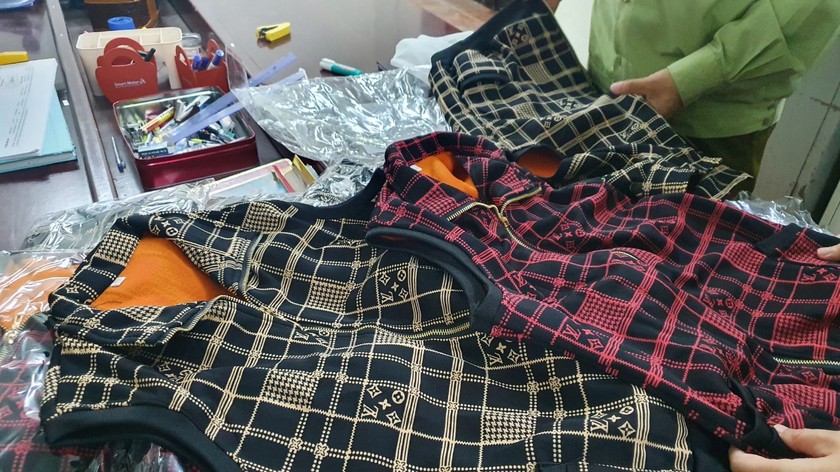 Quần áo giả thương hiệu LV bị Cục QLTT Lạng Sơn thu giữ.