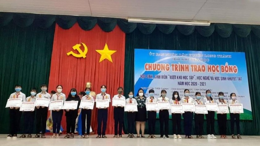 Đại diện Vedan Việt Nam, bà Nguyễn Thu Thủy - Phó Giám đốc Đối ngoại trao học bổng cho các em