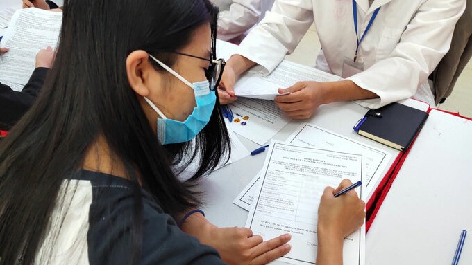 Một tình nguyện viên đăng ký thử nghiệm lâm sàng vaccine Covid-19 Việt Nam sáng 10/12. (Hình: vnexpress.net)