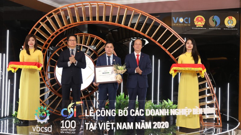 Đại diện Lãnh đạo Công ty Yến sào Khánh Hòa vinh dự nhận chứng nhận CSI năm 2020