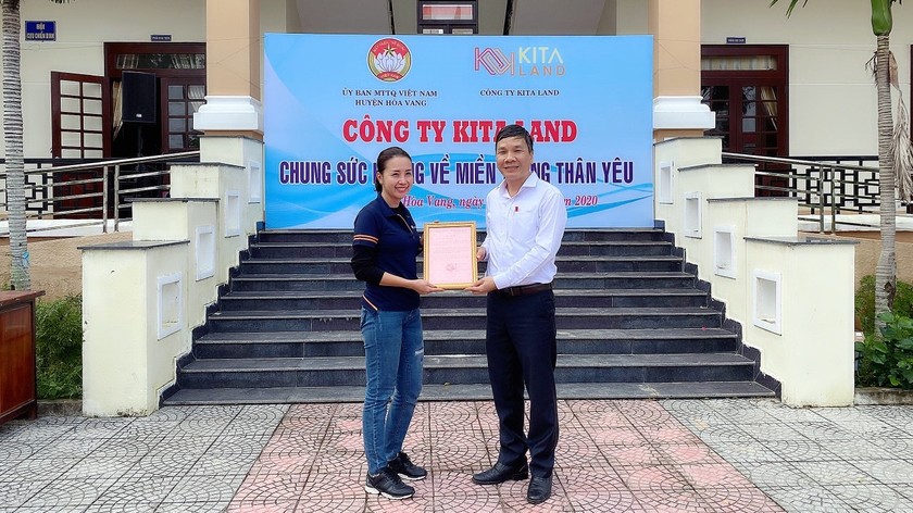 Bà Đặng Thị Thuỳ Trang (Tổng Giám Đốc tập đoàn KITA Group) đại diện công ty chung sức cứu trợ miền Trung.