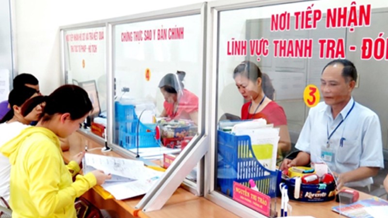 Người dân đến giao dịch tại Bộ phận tiếp nhận và trả kết quả giải quyết hồ sơ thủ tục hành chính ở TP. Thái Nguyên.
