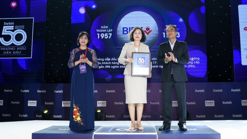 Bà Nguyễn Thị Thu Hương - Ủy viên HĐQT đại diện BIDV nhận chứng nhận vinh danh Top 50 Thương hiệu dẫn đầu 2020