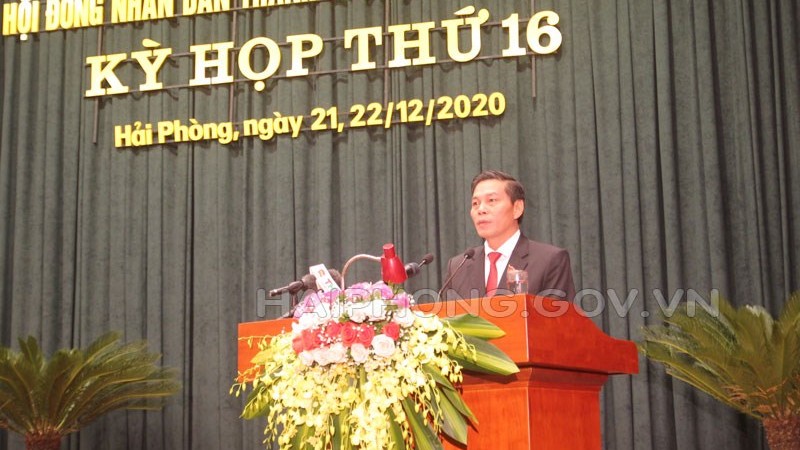 Chủ tịch UBND TP Nguyễn Văn Tùng trả lời chất vấn.