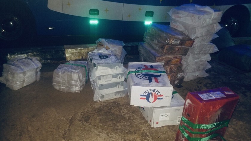Gần 400 kg thực phẩm đông lạnh được QLTT Bình Phước thu giữ trên xe khách.