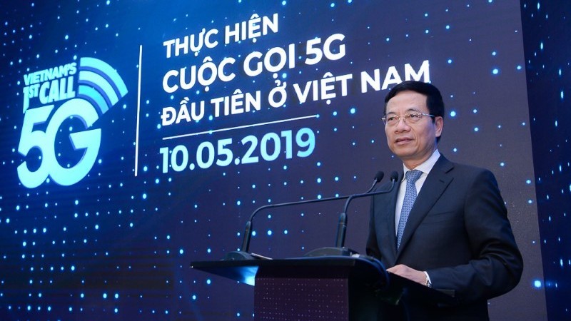 Việt Nam là một trong những quốc gia đầu tiên triển khai công nghệ 5G ở khu vực Đông Nam Á.
(Hình: Bộ trưởng TT&TT Nguyễn Mạnh Hùng trong lễ thực hiện cuộc gọi 5G đầu tiên tại Việt Nam hồi giữa năm 2019).
