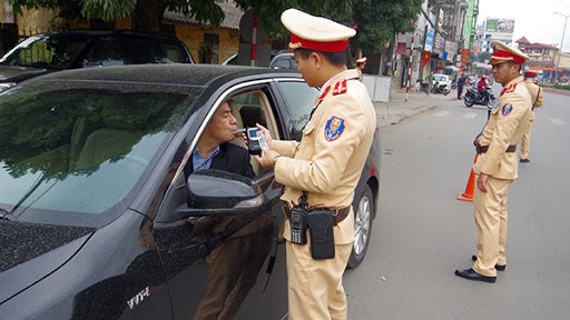 Công an TP Thái Nguyên kiểm tra nồng độ cồn với tài xế.