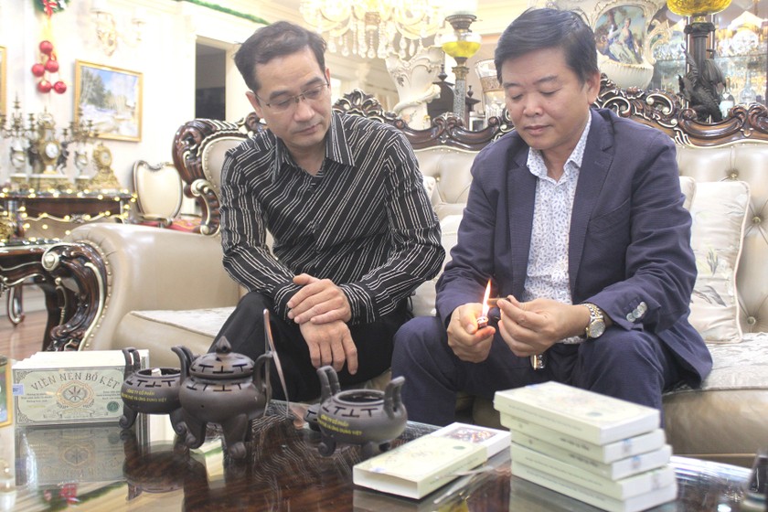 Ý tưởng viên nén bồ kết của nghệ sĩ Xuân Huy đã được kỹ sư Nguyễn Thế Hùng (phải) cùng các cộng sự hoàn thiện thành sản phẩm.