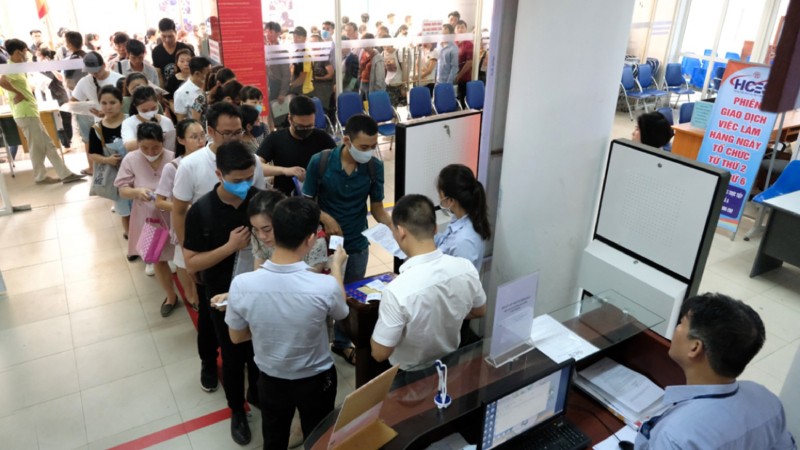 Một cảnh xếp hàng đăng ký trợ cấp thất nghiệp tại Hà Nội.