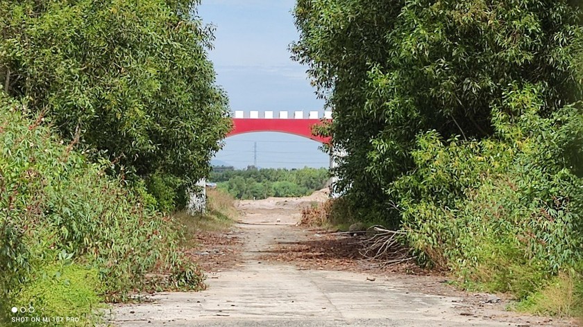 Cổng vào dự án trái phép của Kim Tơ Group tại xã Thắng Hải, huyện Hàm Tân, tỉnh Bình Thuận.