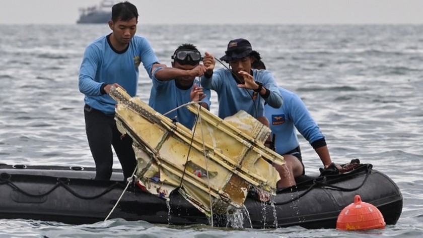 Trục vớt mảnh vỡ máy bay Indonesia bị rơi. Ảnh AFP