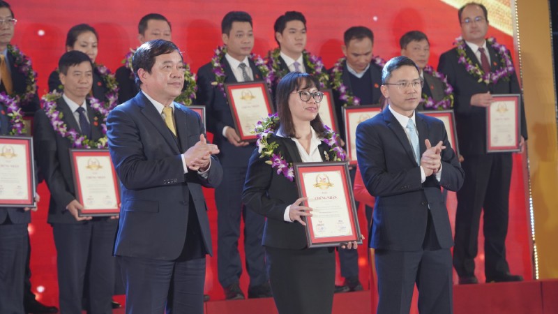 Đại diện Vedan Việt Nam nhận Chứng nhận TOP 500 Doanh nghiệp lớn nhất Việt Nam 2020.