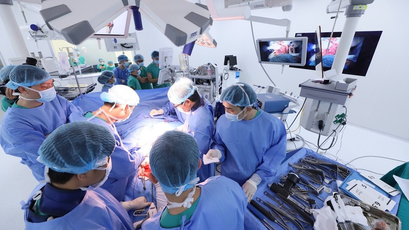 Ca phẫu thuật thay xương chậu nhân tạo phức tạp với sự tham gia của hơn 15 bác sĩ đến từ 7 chuyên khoa của BVĐK Tâm Anh