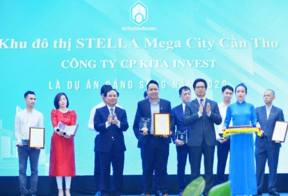 Ông Đỗ Hữu Phước - Giám đốc Truyền thông KITA Group nhận giải thưởng Dự án đáng sống 2020 cho Stella Mega City