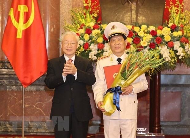 Tổng Bí thư, Chủ tịch nước Nguyễn Phú Trọng, Bí thư Quân ủy Trung ương trao Quyết định thăng cấp bậc hàm từ Trung tướng lên Thượng tướng đối với đồng chí Nguyễn Văn Sơn.