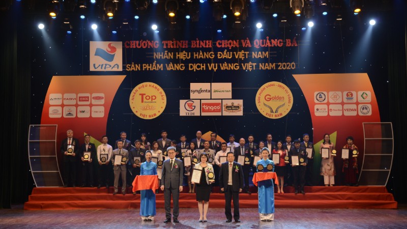 Đại diện Vedan Việt Nam nhận chứng nhận từ Ban tổ chức