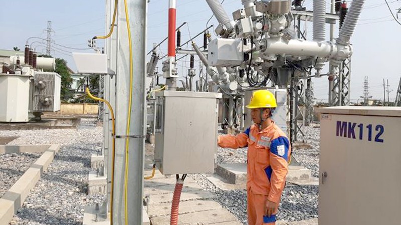 Công nhân PC Hà Nam kiểm tra kỹ thuật để phục vụ đảm bảo điện cho các trạm bơm phục vụ bơm nước đổ ải vụ Đông Xuân.