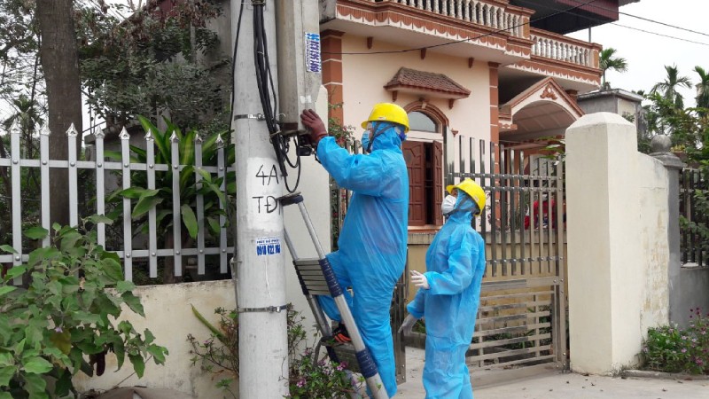 Nhân viên điện lực Chí Linh sửa chữa điện cho người dân tại khu vực phong tỏa.