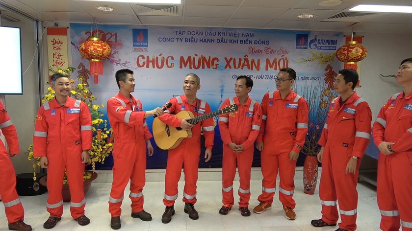 Nhạc sỹ Trương Quý Hải hát cùng người lao động dầu khí.