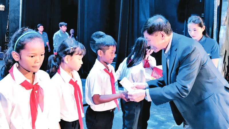 Ông Johnathan Hạnh Nguyễn đóng góp vào "Quỹ học bổng Vừ A Dính" hỗ trợ các em học sinh nghèo đến trường.
