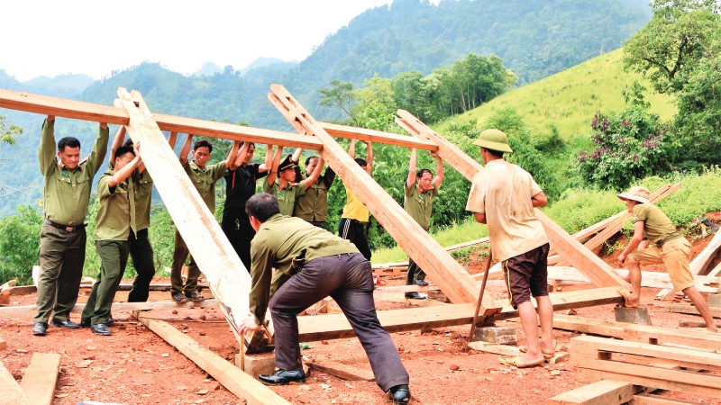 Cán bộ chiến sỹ công an giúp người dân vùng biên giới dựng nhà.