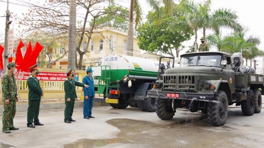 Bộ đội phun thuốc khử khuẩn ở Quảng Ninh.